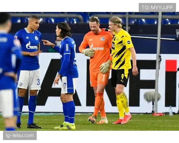 哈兰德赛后安慰前多特队友，交换球衣