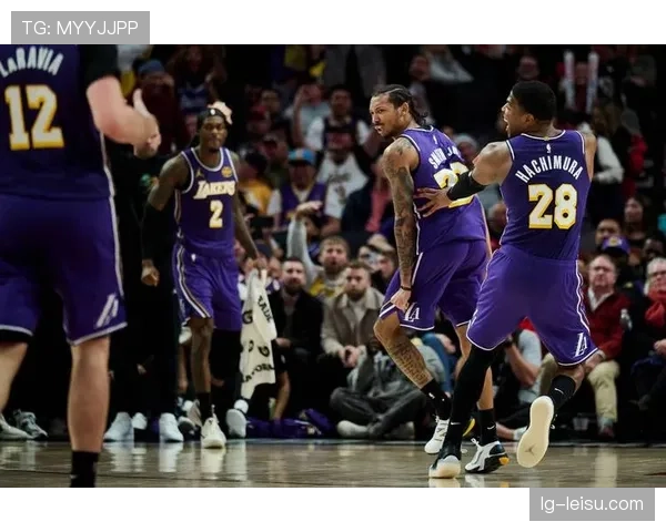 湖人压哨签约小尼克·史密斯，两年底薪合同补充后卫深度